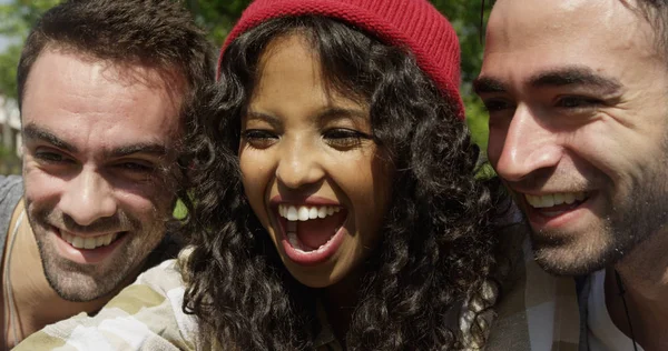 Grupo Multirracial Jóvenes Amigos Hipster Tomando Selfie Parque — Foto de Stock