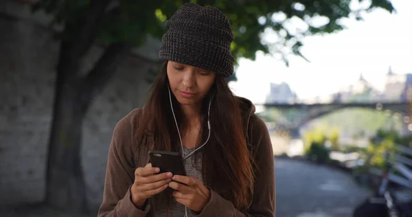 Millennial Menina Mensagens Texto Ouvir Música Aplicativo Streaming Com Telefone — Fotografia de Stock