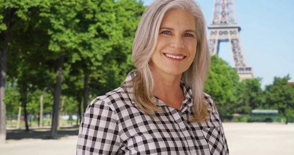 Donna Felice Parigi Vicino Alla Torre Eiffel Sorride Alla Telecamera — Foto Stock