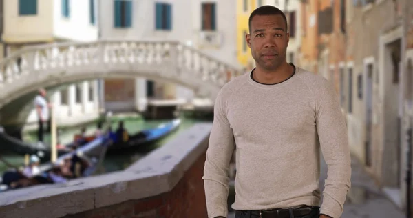 Homem Africano Confiante Fica Orgulhoso Enquanto Viaja Veneza Itália — Fotografia de Stock