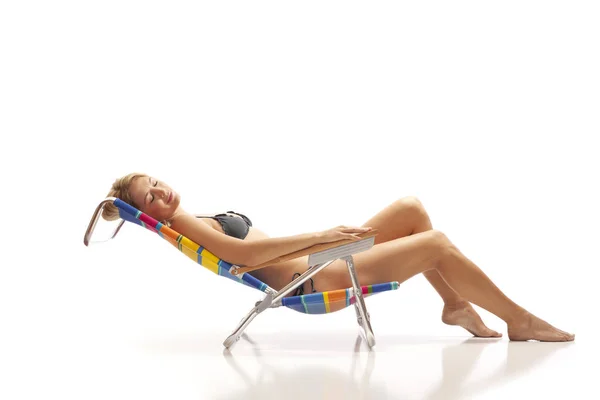Женщина Отдыхает Пляжном Кресле — стоковое фото
