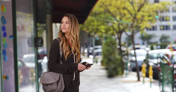 Millennial Girl Wartet Vor Restaurant Nachrichten Auf Handy Innenstadt — Stockfoto