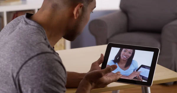 Homem Negro Conversando Com Colega Negócios Tablet — Fotografia de Stock