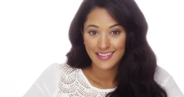 Hispanische Frau Lächelt Die Kamera Auf Weißem Hintergrund — Stockfoto