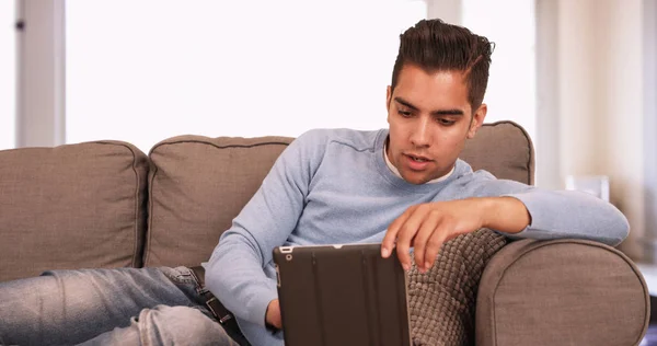 Joven Hispano Sentado Sofá Usando Tableta Sala Estar —  Fotos de Stock