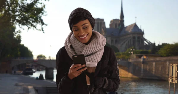 Mulher Negra Bonita Paris Lendo Mensagem Texto Namorado Pelo Sena — Fotografia de Stock