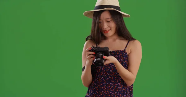 Junge Asiatische Fotografin Mit Digitalkamera Auf Grünem Bildschirm — Stockfoto