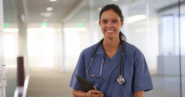 Feliz Milenaria Enfermera Médico Sonriendo Cámara Pasillo Del Hospital —  Fotos de Stock