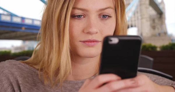 Menina Muito Caucasiana Mensagens Texto Com Telefone Celular Londres — Fotografia de Stock