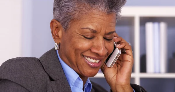 Senior African Businesswoman Talking Smartphone — Stock Photo, Image