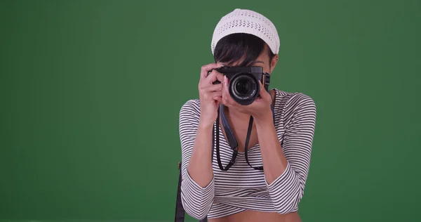 Portret Vrouw Met Camera Nemen Foto Naar Richting Van Camera — Stockfoto