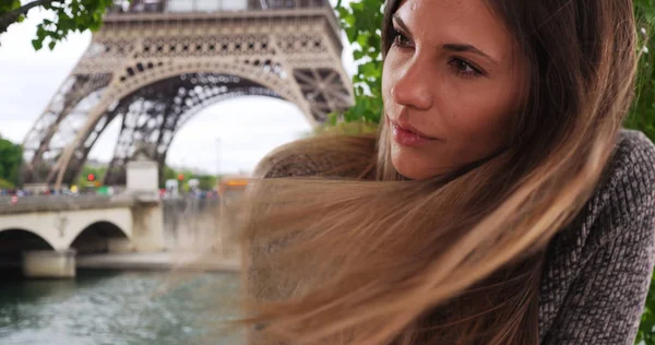 Bella Donna Con Lunghi Capelli Castani Che Soffia Nel Vento — Foto Stock