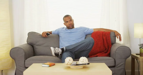Schwarzer Mann Sitzt Auf Couch Vor Dem Fernseher — Stockfoto