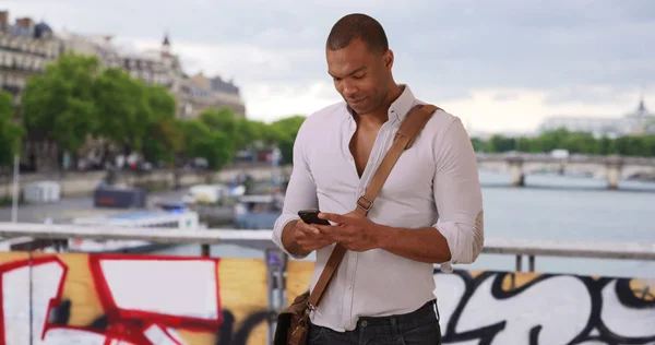 Homem Negro Moderno Viajando Paris França Usando Smartphone Fora — Fotografia de Stock