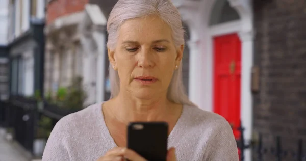 Lost Mature Woman Uses App Cellphone Figure Out Location — Stock Photo, Image