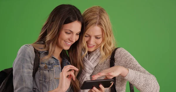 Två Vita Honor Med Smartphone Tillsammans Grön Skärm — Stockfoto