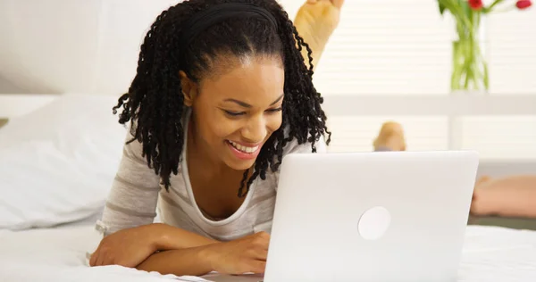Smiling Black Woman Using Laptop Bed — Stock Photo, Image