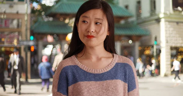Närbild Söt Kvinnlig Turist San Francisco Chinatown Ser Att Sida — Stockfoto