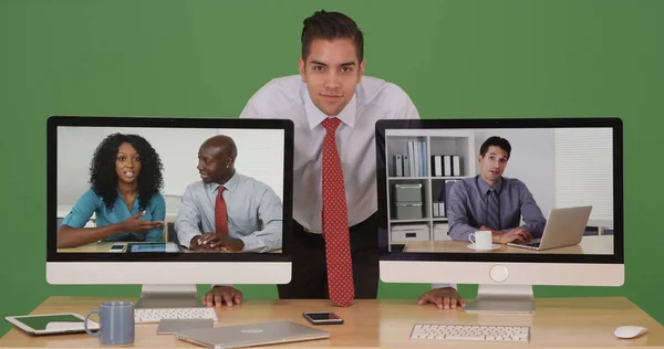 Empresário Olhando Para Câmera Durante Videoconferência Com Colegas — Fotografia de Stock