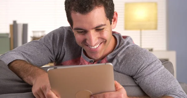 Hombre Sentado Sofá Usando Tableta —  Fotos de Stock