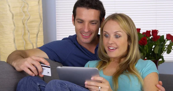 Couple Excité Utilisant Une Carte Crédit Avec Tablette — Photo