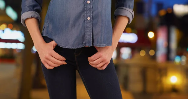 Beyaz Bir Kadın Mavi Jeans Yakın Çekim — Stok fotoğraf