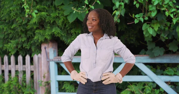 Όμορφη Μαύρη Γυναίκα Που Φοράει Γάντια Κηπουρικής Που Ποζάρει Χέρια — Φωτογραφία Αρχείου