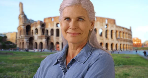 Ongedwongen Portret Van Gelukkig Voormalig Rijpe Vrouw Buurt Van Colosseum — Stockfoto
