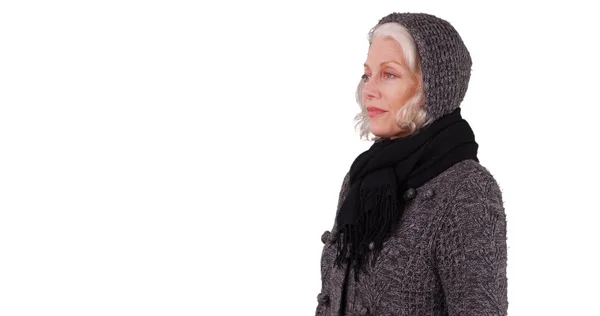 Starsza Pani Zimowe Ubrania Stojąc Patrząc Ukrytej Białym Tle — Zdjęcie stockowe