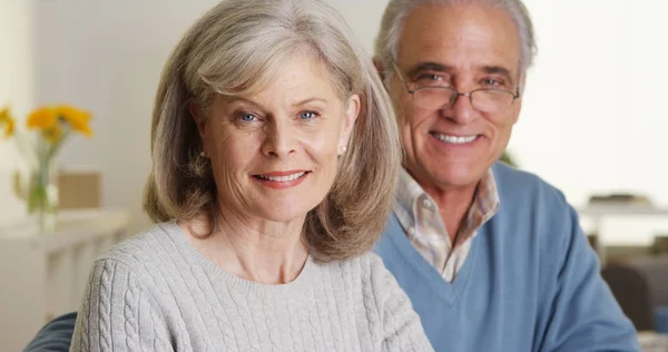 Senior Couple Smiling Indoors — Stock Photo, Image