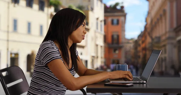 Mujer Negocios Estudiante Roma Desplazándose Través Computadora Portátil — Foto de Stock