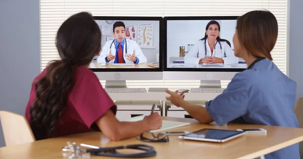 Tıp Doktorları Internet Üzerinden Konuşurken Karışık Yarış Ekibi — Stok fotoğraf