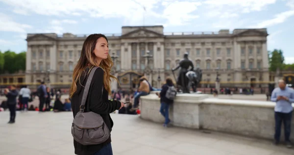 Αρκετά Καυκάσιος Γυναίκα Στο Λονδίνο Χρησιμοποιώντας Smartphone Για Τις Κατευθύνσεις — Φωτογραφία Αρχείου