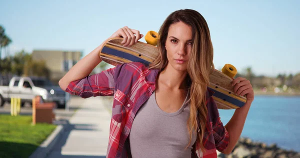 Ritratto Ragazza Bianca Millenaria Posa Con Skateboard All Aperto Sull — Foto Stock