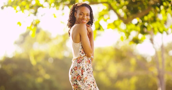 Mujer Negra Pie Sonriendo Aire Libre — Foto de Stock