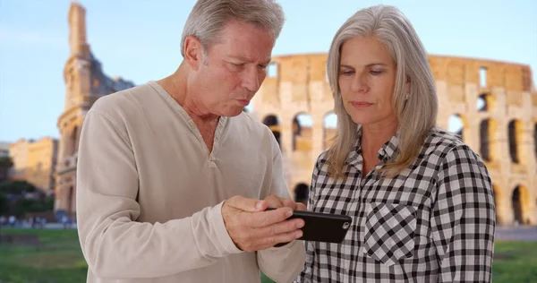 White Elderly Couple Look Photos Smartphone Colosseum Rome — Stock Photo, Image