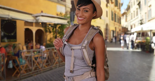 Hübsche Schwarze Frau Urlaub Blickt Die Kamera Während Sie Rom — Stockfoto