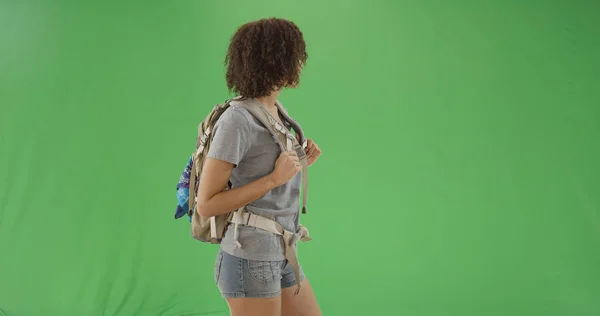 黑色千禧年妇女与背包准备徒步在绿色屏幕上 — 图库照片