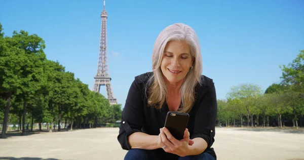 Ältere Weiße Frau Paris Der Nähe Des Eiffelturms Checkt Smartphone — Stockfoto