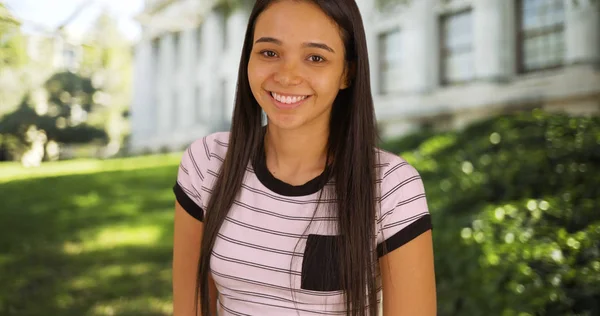 Una Giovane Ragazza Del College Posa Felicemente Fuori Dalla Sua — Foto Stock