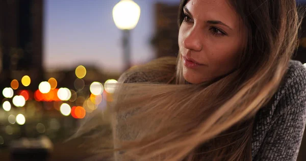 Nachdenkliche Junge Frau Die Einem Windigen Abend Der Stadt Nach — Stockfoto