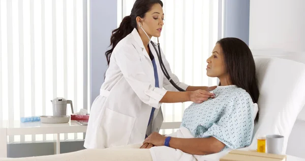 Dokter Wanita Hispanik Mendengarkan Jantung Pasien Tempat Tidur Rumah Sakit — Stok Foto