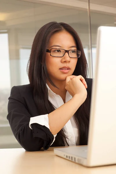 Lindo Millennial Asiático Mujer Negocios Utilizando Ordenador Portátil Dentro Oficina — Foto de Stock