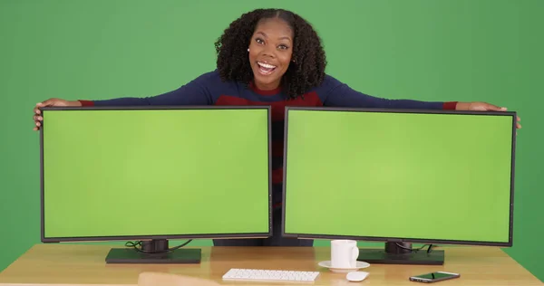 Zwarte Vrouw Poseren Met Computers Met Groen Scherm Displays Groen — Stockfoto