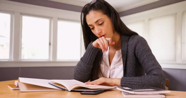 Una Estudiante Universitaria Hace Tarea Escritorio Habitación —  Fotos de Stock