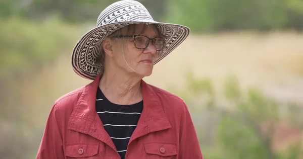 Sombere Senior Vrouw Denken Rustig Buiten Zon — Stockfoto