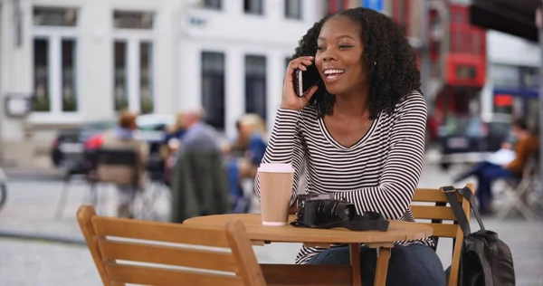 Sorrindo Mulher Negra Conversando Celular Café Livre Bruges Bélgica — Fotografia de Stock