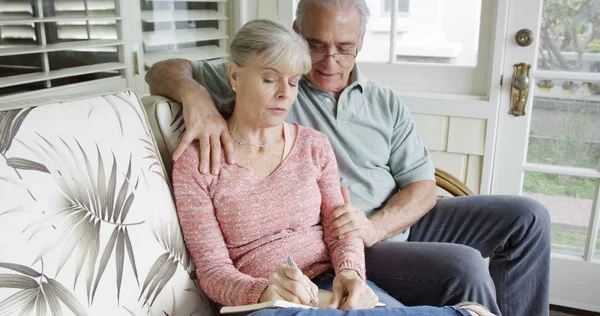 Äldre Par Sitta Och Skriva Tidning — Stockfoto