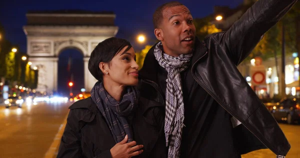 Чёрный Мужчина Париже Вызывает Такси Отвезти Девушку Обратно Отель — стоковое фото