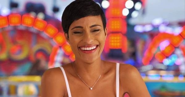 Mulher Afro Americana Sorridente Alegre Rindo Animado Com Feira — Fotografia de Stock